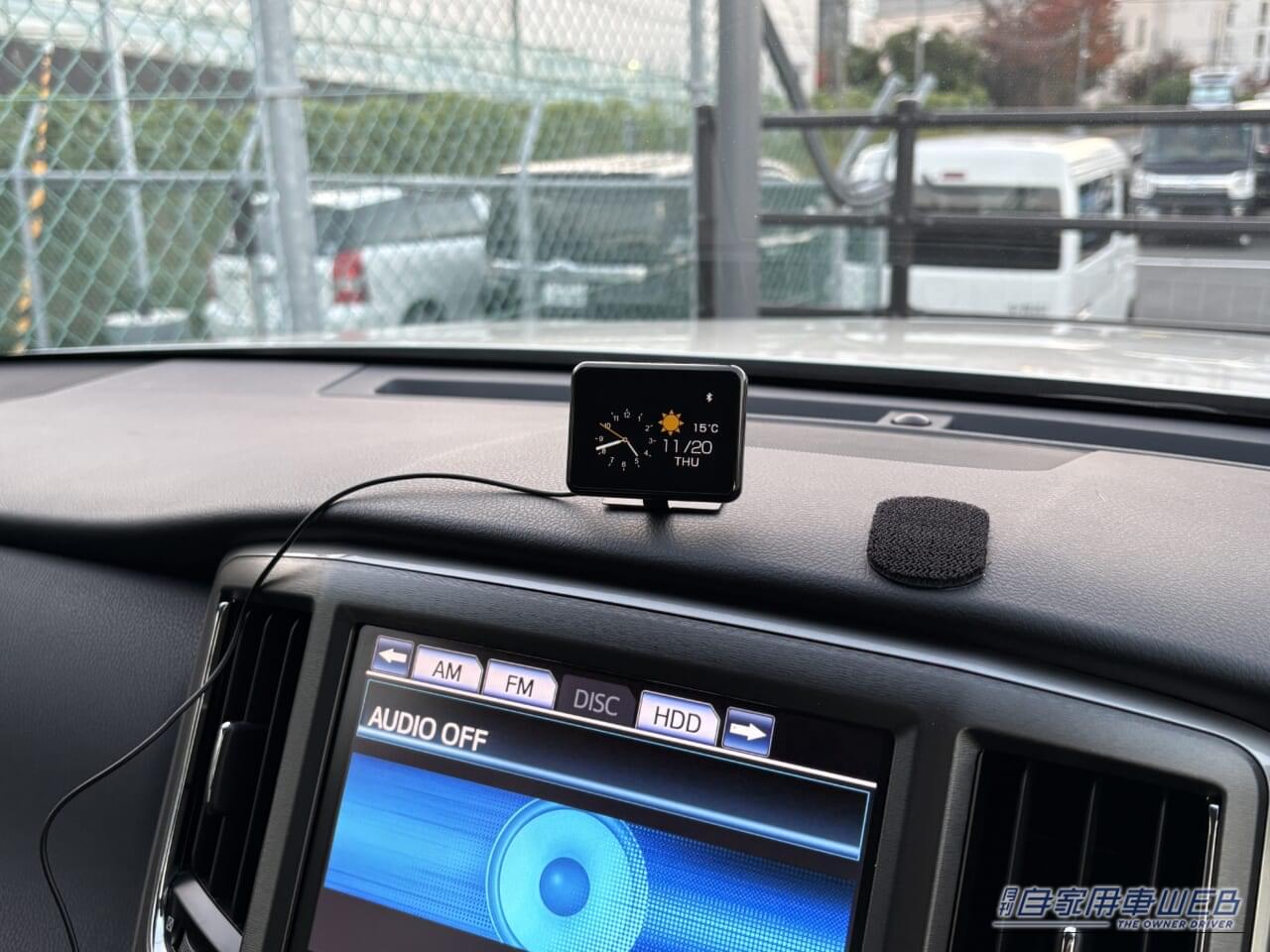 210系クラウンのダッシュボード上に設置した、カシムラのスマートクロック(AK-230)|「結果、大正解でした」小型モニターを車内に設置。ドライブ中に情報を表示。あらゆる車種に対応するガジェットを購入! 実際に使用した印象をレポート