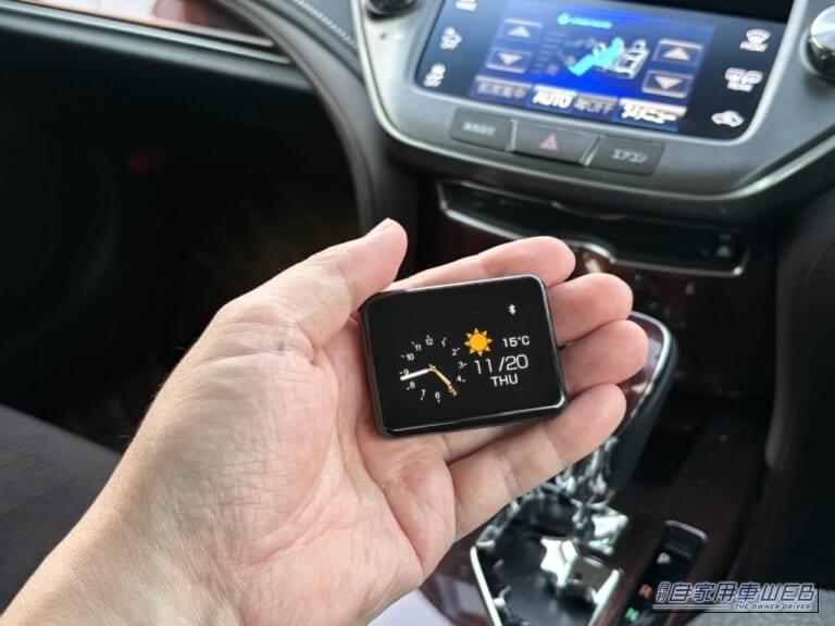 カシムラのスマートクロック（AK-230）を手の上に乗せて持っている画像｜「結果、大正解でした」小型モニターを車内に設置。ドライブ中に情報を表示。あらゆる車種に対応するガジェットを購入！ 実際に使用した印象をレポート
