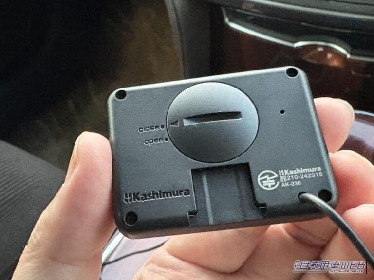 カシムラのスマートクロック（AK-230）の背面｜「結果、大正解でした」小型モニターを車内に設置。ドライブ中に情報を表示。あらゆる車種に対応するガジェットを購入！ 実際に使用した印象をレポート