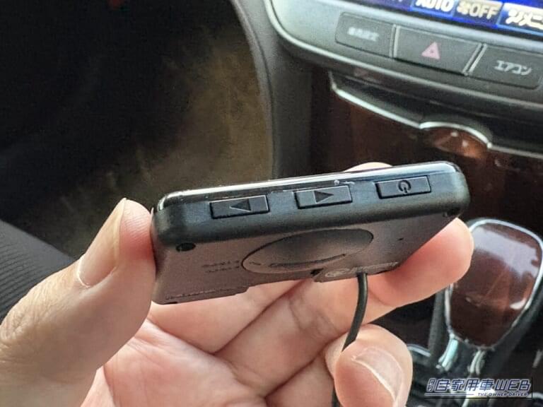 カシムラのスマートクロック(AK-230)の上部ボタン|「結果、大正解でした」小型モニターを車内に設置。ドライブ中に情報を表示。あらゆる車種に対応するガジェットを購入! 実際に使用した印象をレポート