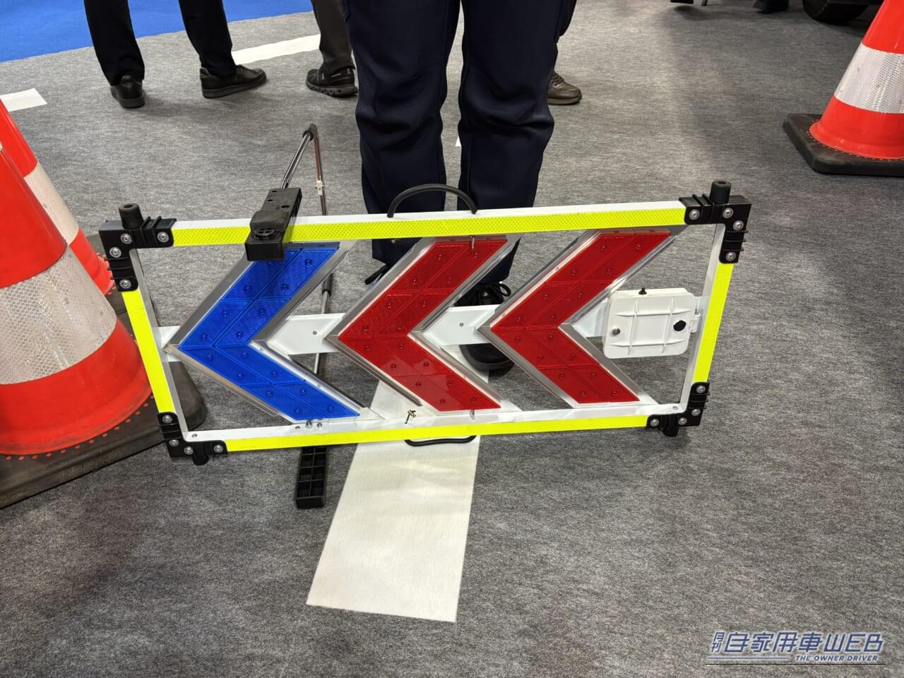 |「えっ…そんなものまで積んでるんだ…」高速道路でよく見る黄色いランクル。ノーマルとは全然違う車内の装備。ラゲッジルームは機材で満杯!