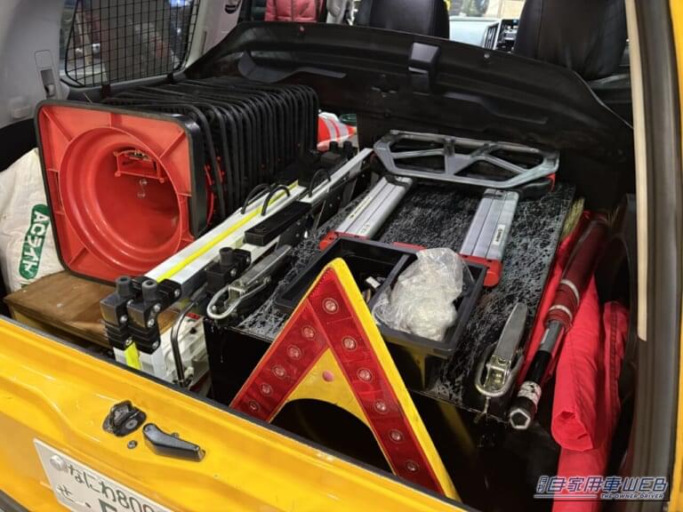 阪神高速の道路パトロールカーのラゲッジルーム｜「えっ…そんなものまで積んでるんだ…」高速道路でよく見る黄色いランクル。ノーマルとは全然違う車内の装備。ラゲッジルームは機材で満杯！