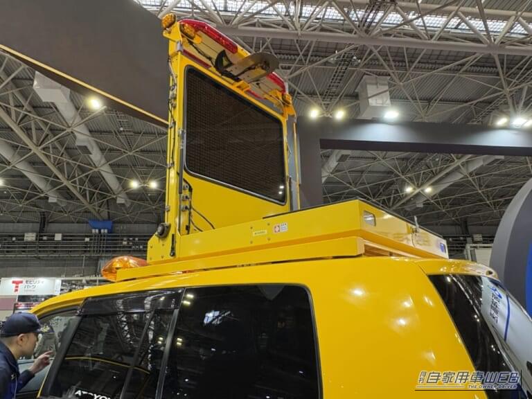 阪神高速の道路パトロールカーのルーフ上に搭載された電光掲示板｜「えっ…そんなものまで積んでるんだ…」高速道路でよく見る黄色いランクル。ノーマルとは全然違う車内の装備。ラゲッジルームは機材で満杯！