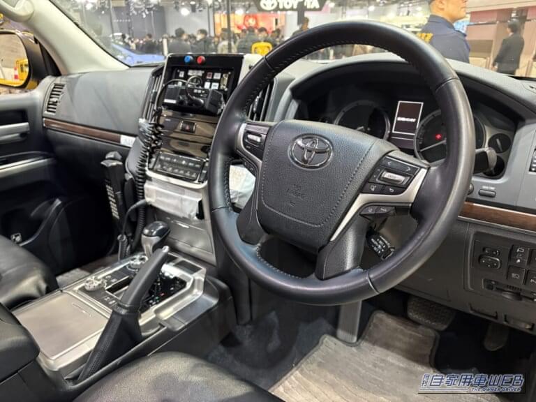 阪神高速の道路パトロールカーの車内、運転席。|「えっ…そんなものまで積んでるんだ…」高速道路でよく見る黄色いランクル。ノーマルとは全然違う車内の装備。ラゲッジルームは機材で満杯!