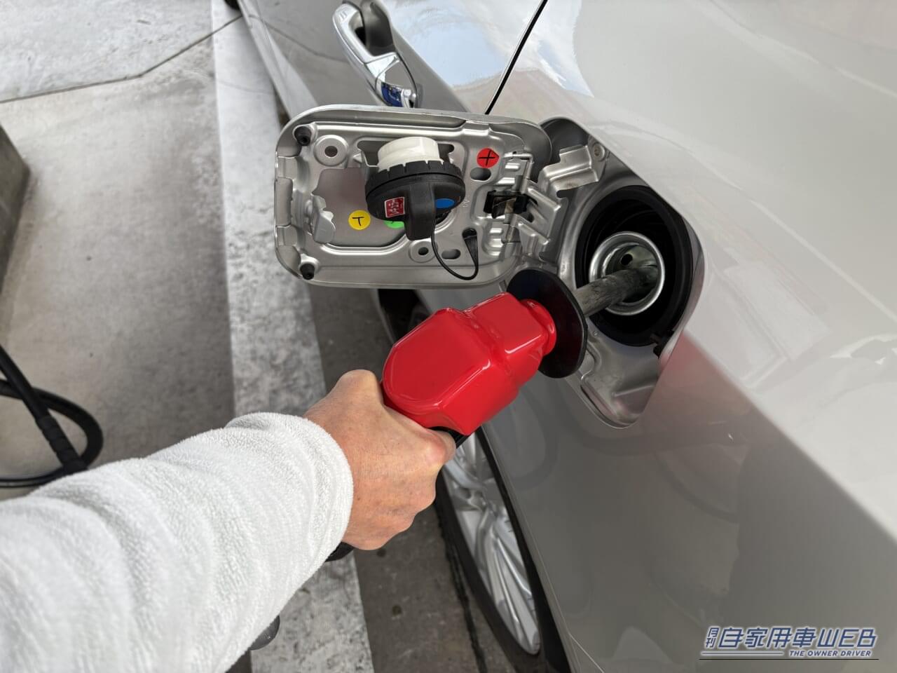 210系クラウンにレギュラーガソリンを給油中｜「うわっ…それはヤバいって…」最悪は走行不能に。セルフ給油は特に注意！ ガソリンスタンドでのNG行為とその対策を解説