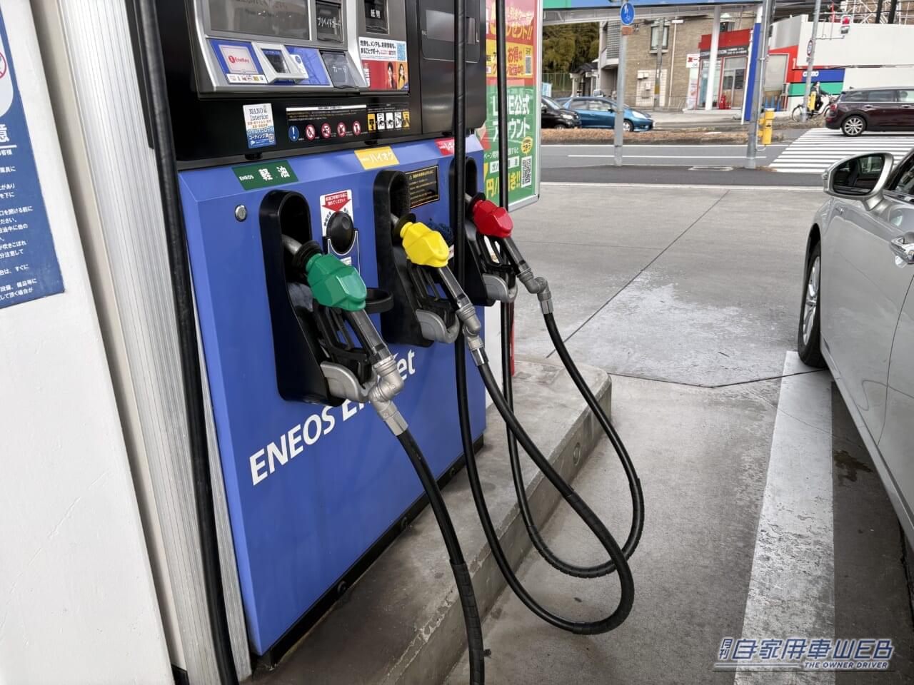 サービスステーションの給油ノズル｜「うわっ…それはヤバいって…」最悪は走行不能に。セルフ給油は特に注意！ ガソリンスタンドでのNG行為とその対策を解説