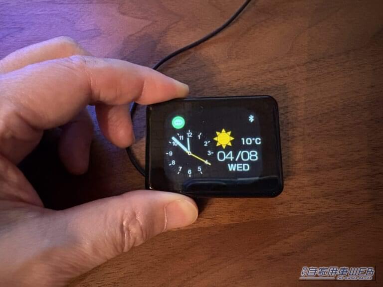 カシムラのスマートクロック(AK-230)|「結果、大正解でした」小型モニターを車内に設置。ドライブ中に情報を表示。あらゆる車種に対応するガジェットを購入! 実際に使用した印象をレポート