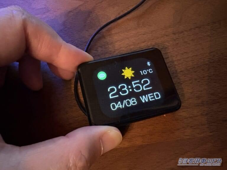 カシムラのスマートクロック（AK-230）｜「結果、大正解でした」小型モニターを車内に設置。ドライブ中に情報を表示。あらゆる車種に対応するガジェットを購入！ 実際に使用した印象をレポート