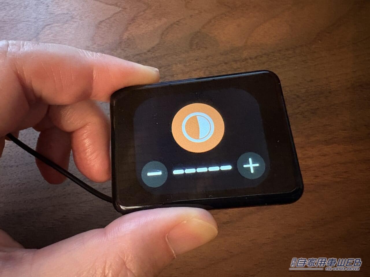 カシムラのスマートクロック(AK-230)の、画面の明るさ設定画面|「結果、大正解でした」小型モニターを車内に設置。ドライブ中に情報を表示。あらゆる車種に対応するガジェットを購入! 実際に使用した印象をレポート