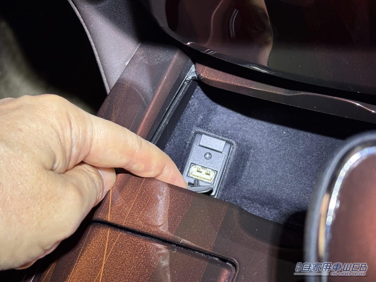 |「使わないなんてもったいない…」見落としがちな車内装備活用術。「コレめっちゃいいわ…」カー用品で見つけたグッズを購入。実際にクルマに装着!