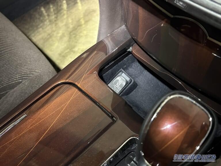 トヨタの210系クラウンのコンソール内のUSBソケット(フタが閉じた状態)|「使わないなんてもったいない…」見落としがちな車内装備活用術。「コレめっちゃいいわ…」カー用品で見つけたグッズを購入。実際にクルマに装着!
