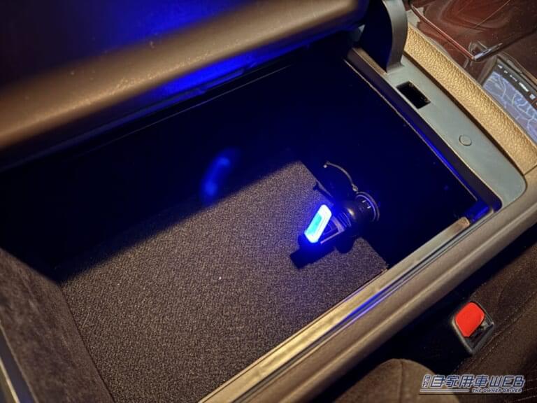 210系トヨタ クラウンのコンソールボックス内のアクセサリーソケットに、カーメイトのクリスタルランプ USBタイプ ブルーLED(CZ406)を装着した画像|「使わないなんてもったいない…」見落としがちな車内装備活用術。「コレめっちゃいいわ…」カー用品で見つけたグッズを購入。実際にクルマに装着!