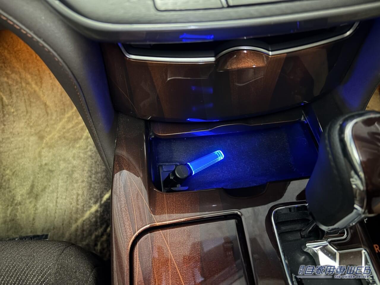 カーメイトのクリスタルランプ USBタイプ ブルーLED（CZ406）を、210系クラウンの小物入れ内のUSBに装着し、点灯させた画像｜「使わないなんてもったいない…」見落としがちな車内装備活用術。「コレめっちゃいいわ…」カー用品で見つけたグッズを購入。実際にクルマに装着！