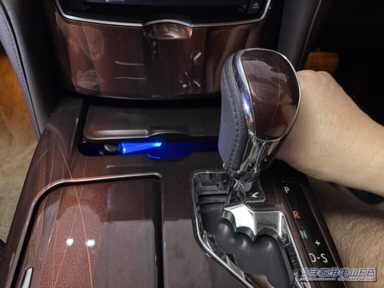 カーメイトのクリスタルランプ USBタイプ ブルーLED(CZ406)を、210系クラウンの小物入れ内のUSBに装着し、フタを閉めている画像|「使わないなんてもったいない…」見落としがちな車内装備活用術。「コレめっちゃいいわ…」カー用品で見つけたグッズを購入。実際にクルマに装着!