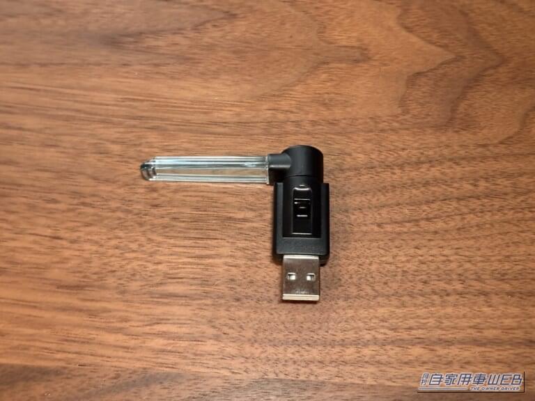 カーメイトのクリスタルランプ USBタイプ ブルーLED（CZ406）の本体｜「使わないなんてもったいない…」見落としがちな車内装備活用術。「コレめっちゃいいわ…」カー用品で見つけたグッズを購入。実際にクルマに装着！