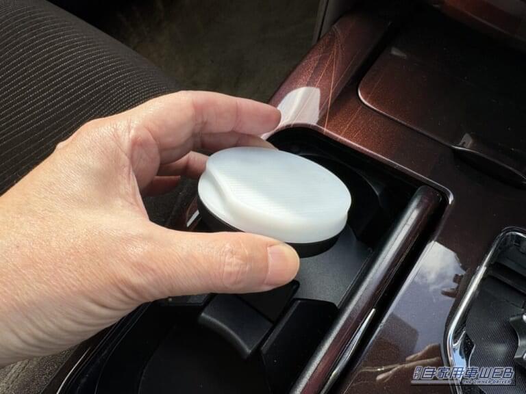 カーメイトのブラング LEDコースター（FR1002）210系クラウンのカップホルダーに置く｜「えっ…なにコレ？」 ドリンクホルダーに置くだけで愛車が劇変！「この発想はなかった…」効果抜群のアイデアカーグッズを紹介