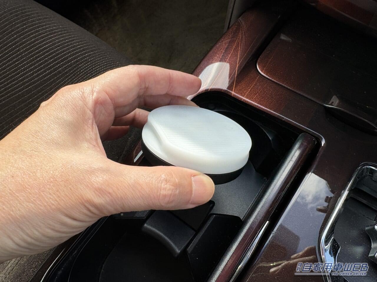 |「えっ…なにコレ?」 ドリンクホルダーに置くだけで愛車が劇変!「この発想はなかった…」効果抜群のアイデアカーグッズを紹介