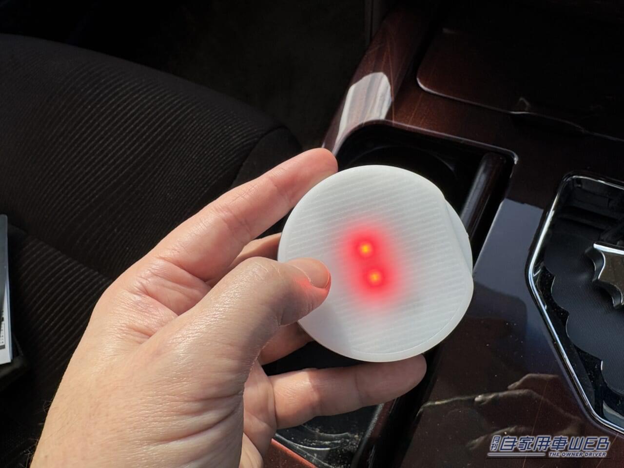 カーメイトのブラング LEDコースター（FR1002）のLEDが赤く点灯｜「えっ…なにコレ？」 ドリンクホルダーに置くだけで愛車が劇変！「この発想はなかった…」効果抜群のアイデアカーグッズを紹介