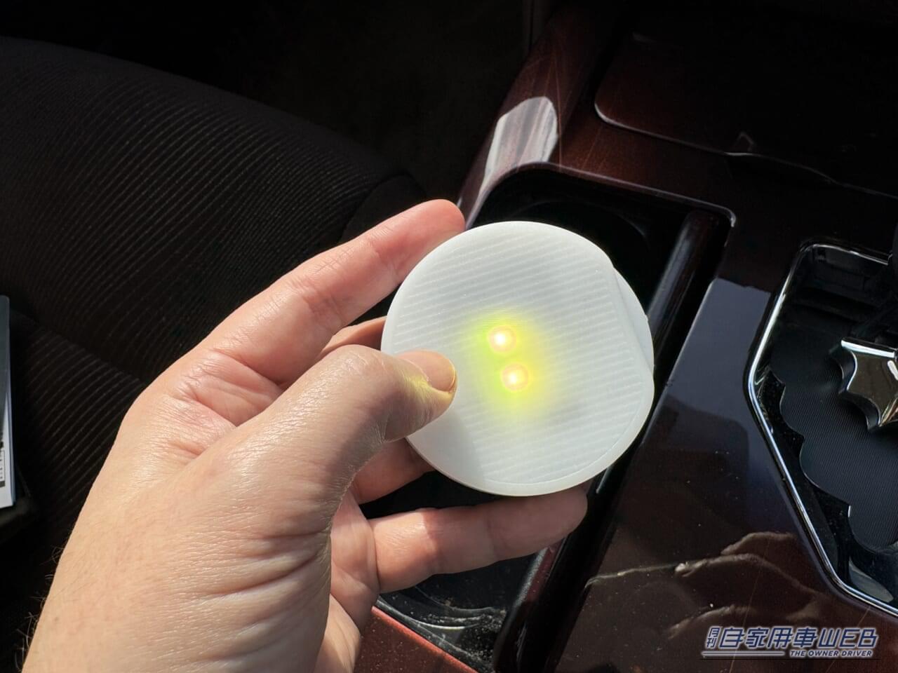 カーメイトのブラング LEDコースター(FR1002) アンバー色のLED点灯|「えっ…なにコレ?」 ドリンクホルダーに置くだけで愛車が劇変!「この発想はなかった…」効果抜群のアイデアカーグッズを紹介