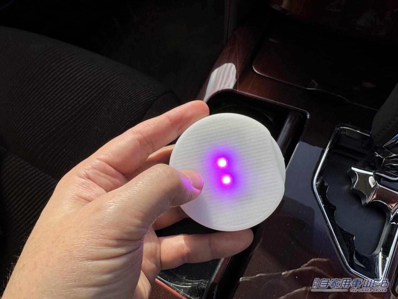 カーメイトのブラング LEDコースター(FR1002) ピンク色のLED点灯|「えっ…なにコレ?」 ドリンクホルダーに置くだけで愛車が劇変!「この発想はなかった…」効果抜群のアイデアカーグッズを紹介