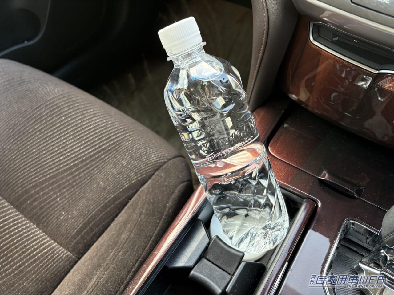 ｜「えっ…なにコレ？」 ドリンクホルダーに置くだけで愛車が劇変！「この発想はなかった…」効果抜群のアイデアカーグッズを紹介