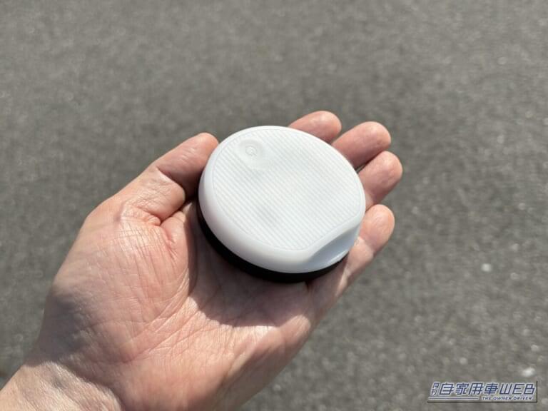 手のひらに乗せた、カーメイトのブラング LEDコースター（FR1002）｜「えっ…なにコレ？」 ドリンクホルダーに置くだけで愛車が劇変！「この発想はなかった…」効果抜群のアイデアカーグッズを紹介