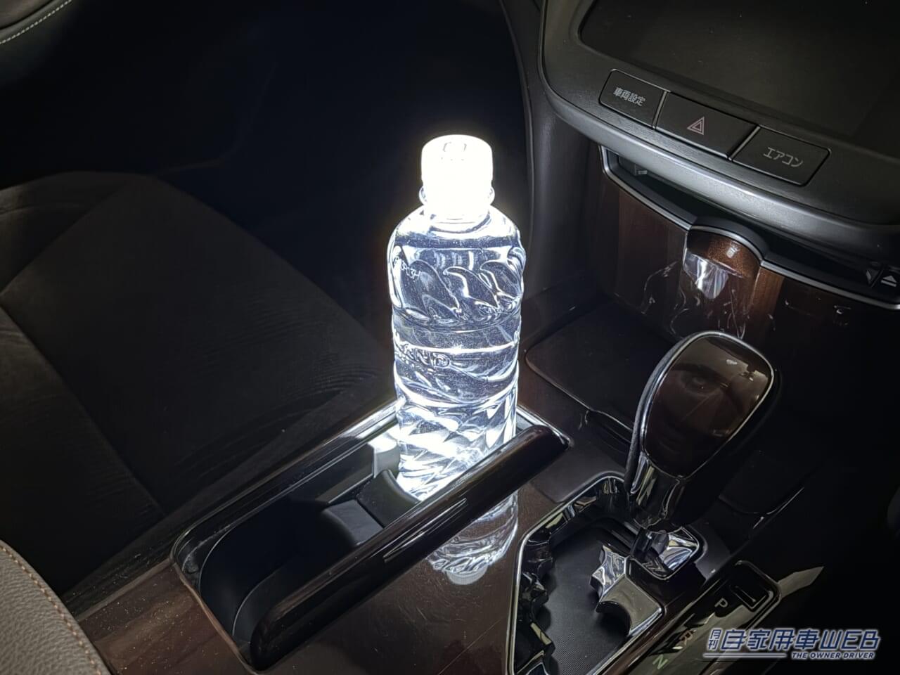 カーメイトのブラング LEDコースター(FR1002) ホワイトLED点灯|「えっ…なにコレ?」 ドリンクホルダーに置くだけで愛車が劇変!「この発想はなかった…」効果抜群のアイデアカーグッズを紹介