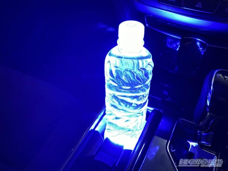 カーメイトのブラング LEDコースター(FR1002) ブルーLED点灯|「えっ…なにコレ?」 ドリンクホルダーに置くだけで愛車が劇変!「この発想はなかった…」効果抜群のアイデアカーグッズを紹介