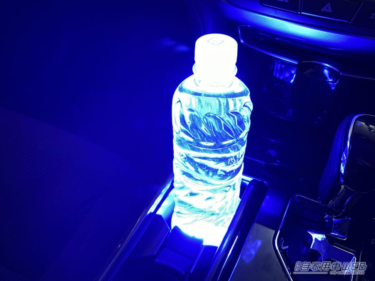 カーメイトのブラング LEDコースター(FR1002) ブルーLED点灯|「えっ…なにコレ?」 ドリンクホルダーに置くだけで愛車が劇変!「この発想はなかった…」効果抜群のアイデアカーグッズを紹介