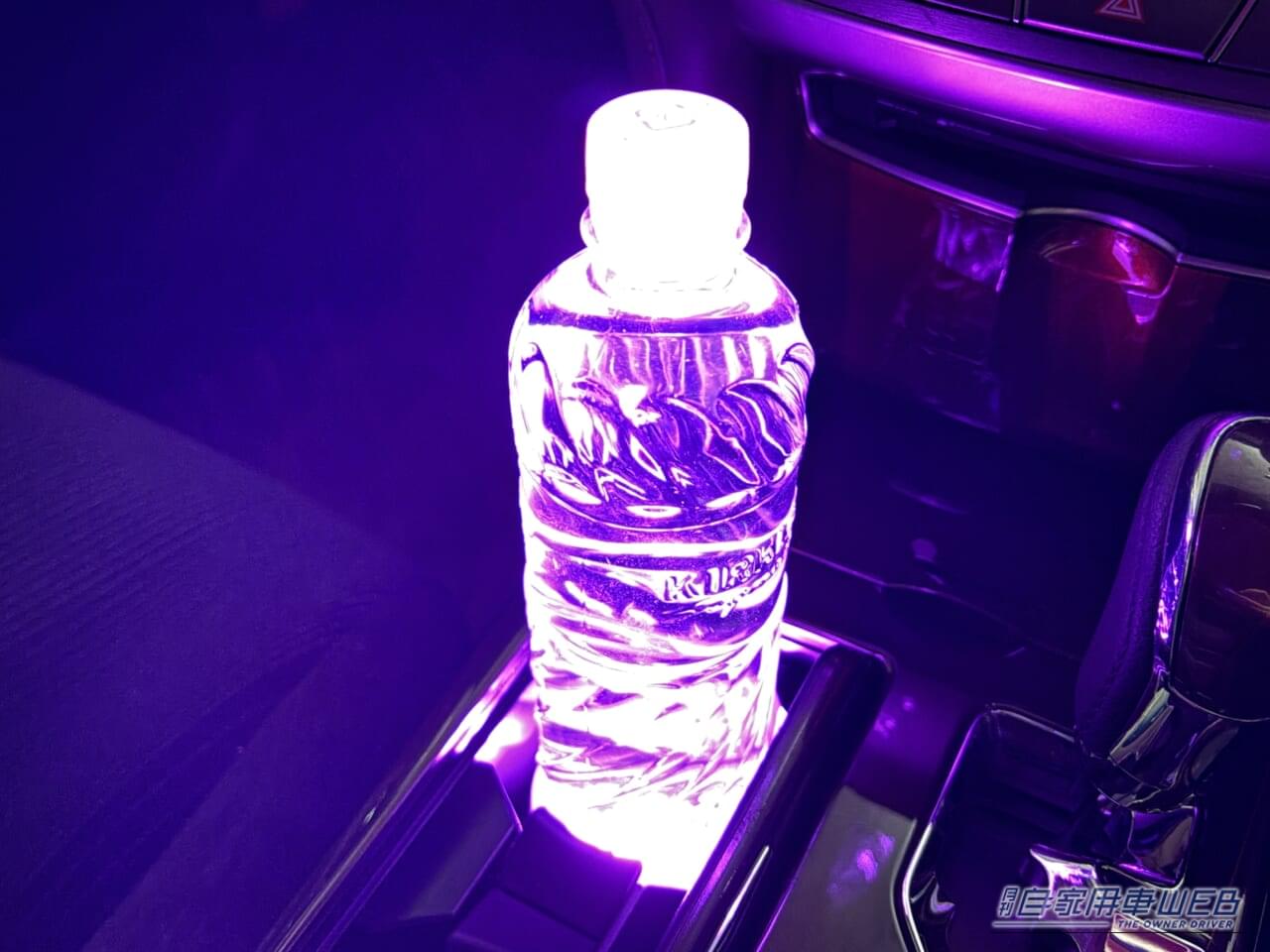 カーメイトのブラング LEDコースター(FR1002) ピンクLED点灯|「えっ…なにコレ?」 ドリンクホルダーに置くだけで愛車が劇変!「この発想はなかった…」効果抜群のアイデアカーグッズを紹介