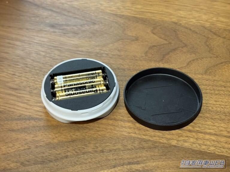 カーメイトのブラング LEDコースター（FR1002）の裏蓋を開けて、電池を入れた状態｜「えっ…なにコレ？」 ドリンクホルダーに置くだけで愛車が劇変！「この発想はなかった…」効果抜群のアイデアカーグッズを紹介