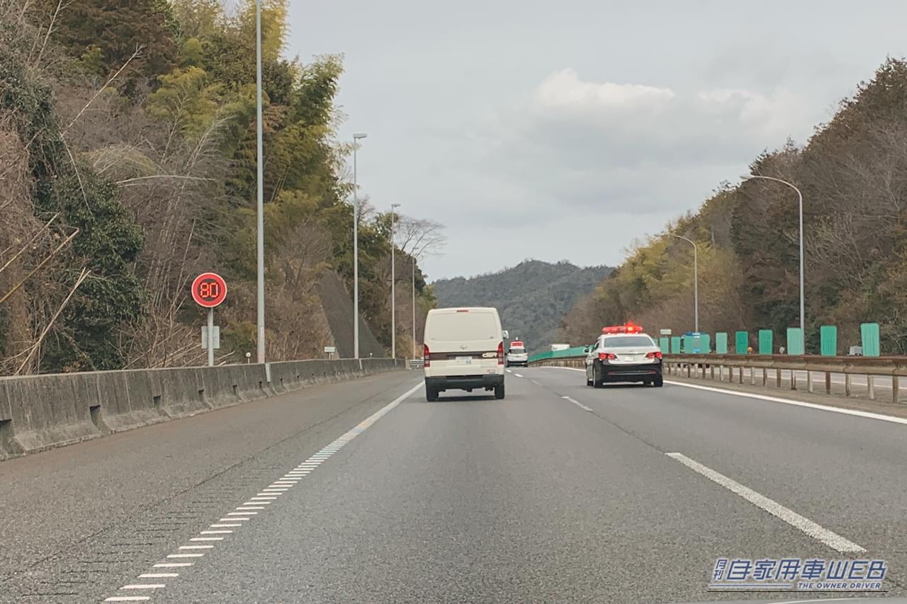 名神高速道路｜「えっ…そんなものまで積んでるんだ…」高速道路でよく見る黄色いランクル。ノーマルとは全然違う車内の装備。ラゲッジルームは機材で満杯！