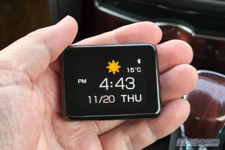 カシムラのスマートクロック（AK-230）の時刻をデジタル表記した画面｜「結果、大正解でした」小型モニターを車内に設置。ドライブ中に情報を表示。あらゆる車種に対応するガジェットを購入！ 実際に使用した印象をレポート
