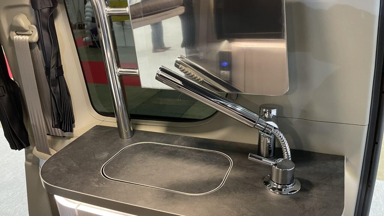 まさか「これが軽自動車?」信じられない…二段ベッドにテレビ、シンクまで。便利すぎる機能も装備した経キャンパー。