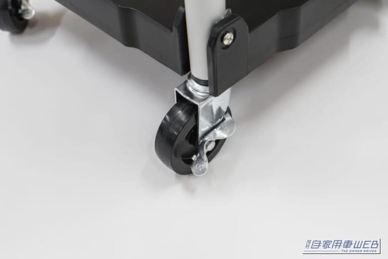 クラフトワークス クラフトワゴン（ファンスタンダード）のキャスター部分｜「この発想はなかった…」とんでもない格納性！クルマの空いたスペースにもスッポリ積載。一度使うと手放せない、超便利アイテムを紹介！［クラフトワゴン］
