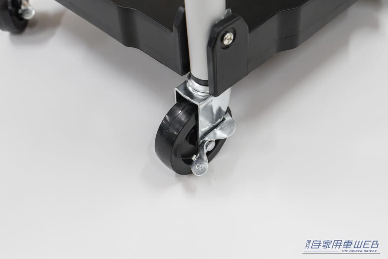 クラフトワークス クラフトワゴン（ファンスタンダード）のキャスター部分｜「この発想はなかった…」とんでもない格納性！クルマの空いたスペースにもスッポリ積載。一度使うと手放せない、超便利アイテムを紹介！［クラフトワゴン］