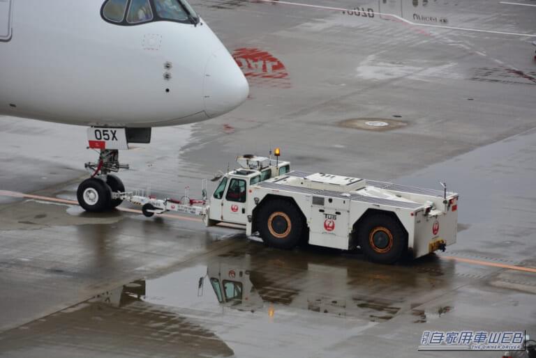 トーイング・トラクター接続シーン｜「へぇ〜、空港でよく見かけるけど、こんな役割があったんだね！」大型旅客機の運行を支える働き者！　トーンイング・トラクター　【シリーズ：はたらくクルマ】