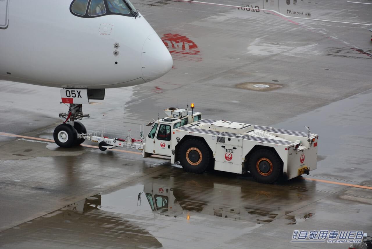 トーイング・トラクター接続シーン｜「へぇ〜、空港でよく見かけるけど、こんな役割があったんだね！」大型旅客機の運行を支える働き者！　トーンイング・トラクター　【シリーズ：はたらくクルマ】