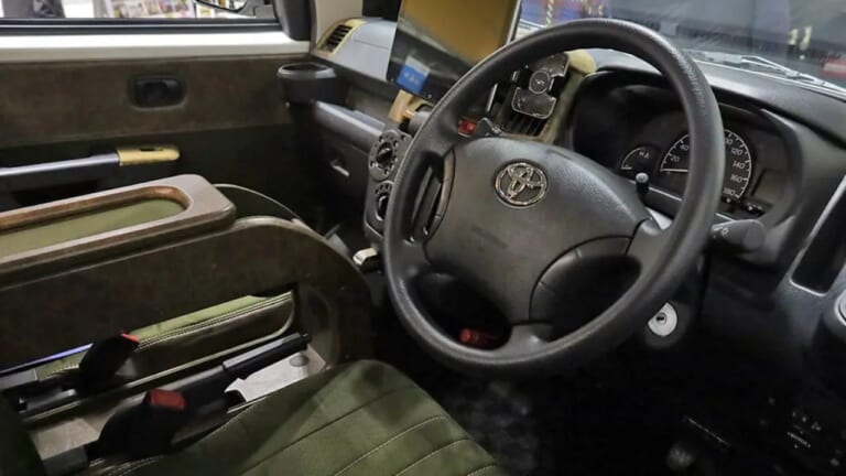 いやいや嘘でしょ「これ本当に商用車？」車内の変貌ぶりがスゴい。「もはや住めるレベル」のトヨタ車のカスタマイズモデルがスゴい。