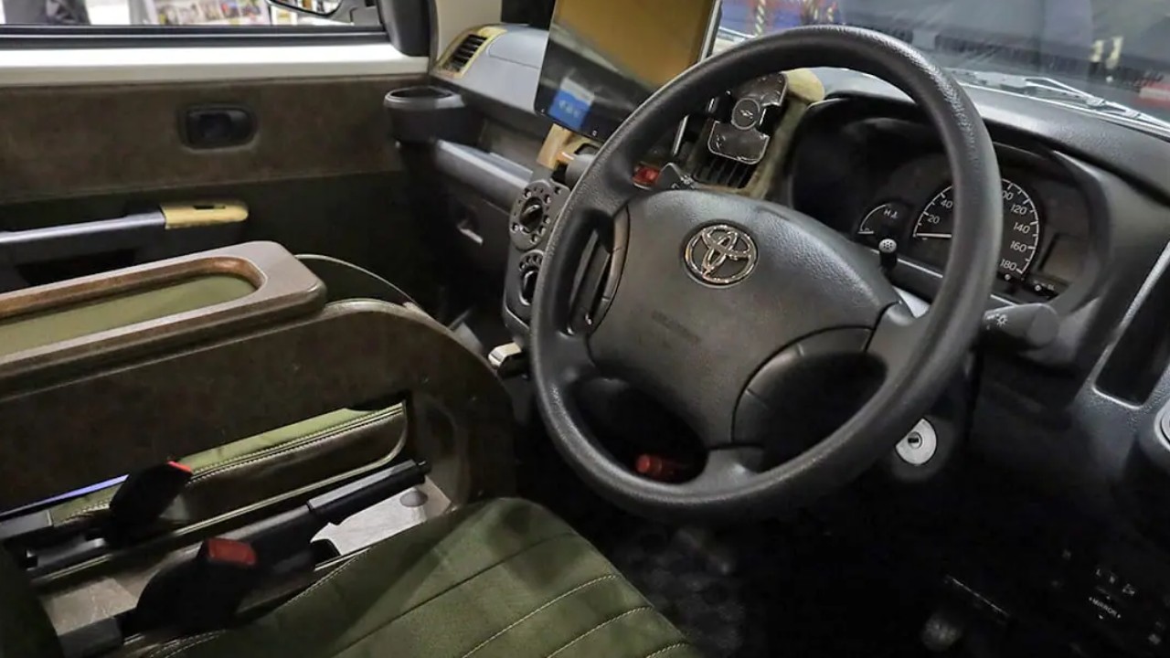 いやいや嘘でしょ「これ本当に商用車？」車内の変貌ぶりがスゴい。「もはや住めるレベル」のトヨタ車のカスタマイズモデルがスゴい。