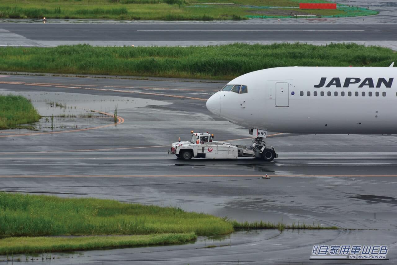 トーバーレス・トーイング・トラクター｜「へぇ〜、空港でよく見かけるけど、こんな役割があったんだね！」大型旅客機の運行を支える働き者！　トーンイング・トラクター　【シリーズ：はたらくクルマ】