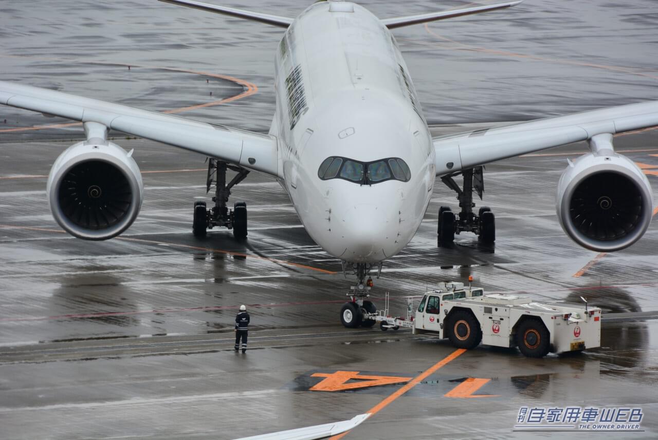 トーイング・トラクター（運行イメージ）｜「へぇ〜、空港でよく見かけるけど、こんな役割があったんだね！」大型旅客機の運行を支える働き者！　トーンイング・トラクター　【シリーズ：はたらくクルマ】