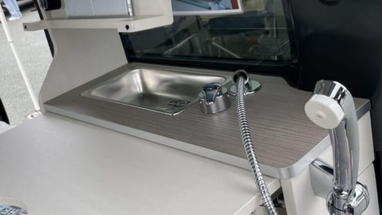 「これってホントに軽ですか？」大人2人が寝転べる極厚マット。シンクとシャワーまで装備した、快適すぎる軽ワゴンの全貌。