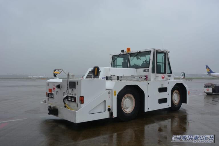 トーイング・トラクター（リア）｜「へぇ〜、空港でよく見かけるけど、こんな役割があったんだね！」大型旅客機の運行を支える働き者！　トーンイング・トラクター　【シリーズ：はたらくクルマ】