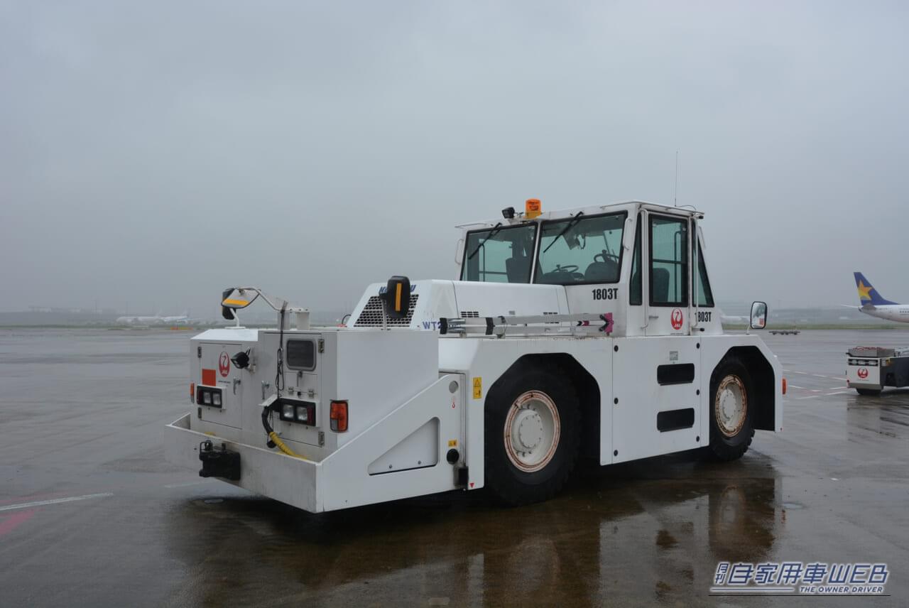 トーイング・トラクター（リア）｜「へぇ〜、空港でよく見かけるけど、こんな役割があったんだね！」大型旅客機の運行を支える働き者！　トーンイング・トラクター　【シリーズ：はたらくクルマ】