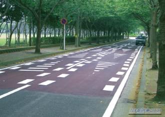 排水性舗装本格採用｜「普段使ってるのに、こんな歴史があったなんて知らなかった！」かつては”世界最悪”と評された日本の道路が、世界最高レベルになるまでの道のり‼︎