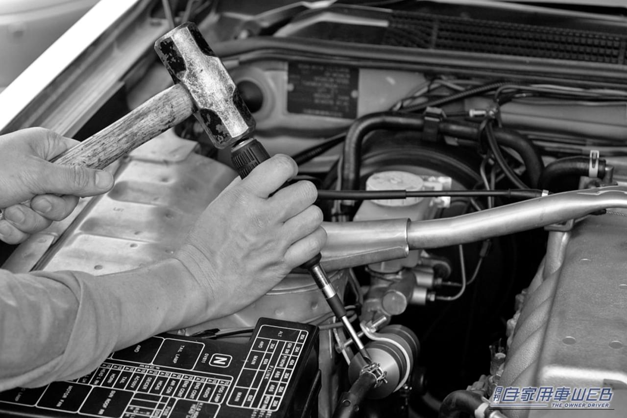 アネックスのビスブレーカーで、ナメたネジを外している画像|「えっ…固着したネジがあっさり外れた!」知っておいて損なし。誰でも簡単にできる工具のテクニックを解説