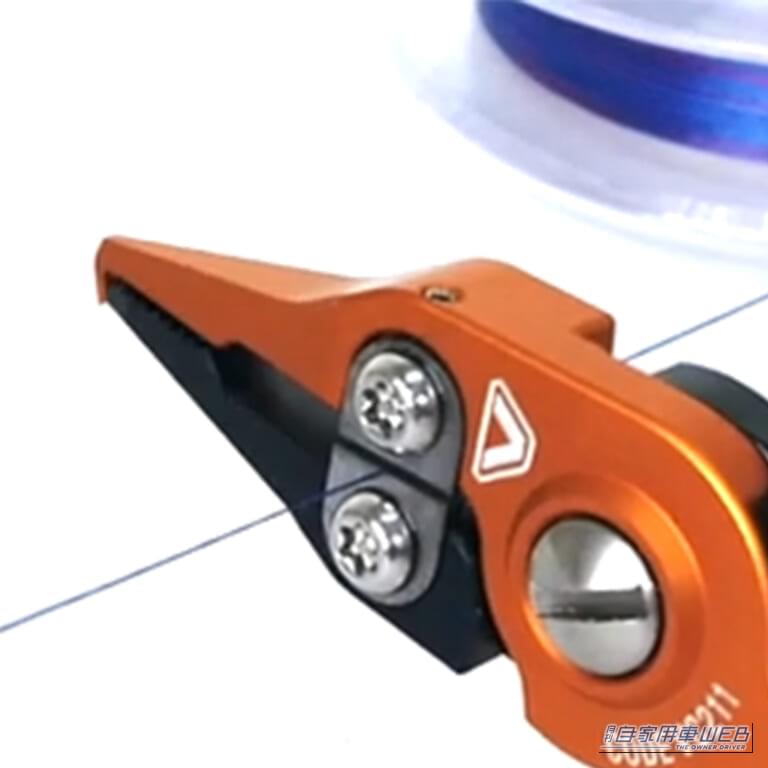 ビセオ・タイニースプリットプライヤー［プロックス］に搭載されているタングステン製のPEラインカッターでPEラインをカットしている写真｜「えっ…コレめっちゃいいじゃん」ただのプライヤーじゃない。日常にあると地味に便利なコンパクト&多機能工具を紹介！