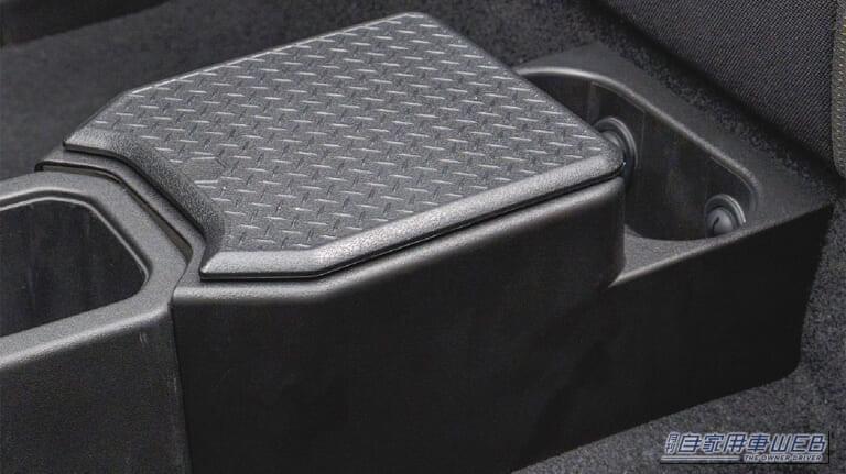 「空いたスペースにスッポリはまる」置くだけでOK！ 愛車の利便性が劇的に向上。超優秀な、ジムニーノマド専用リアコンソールボックスを紹介