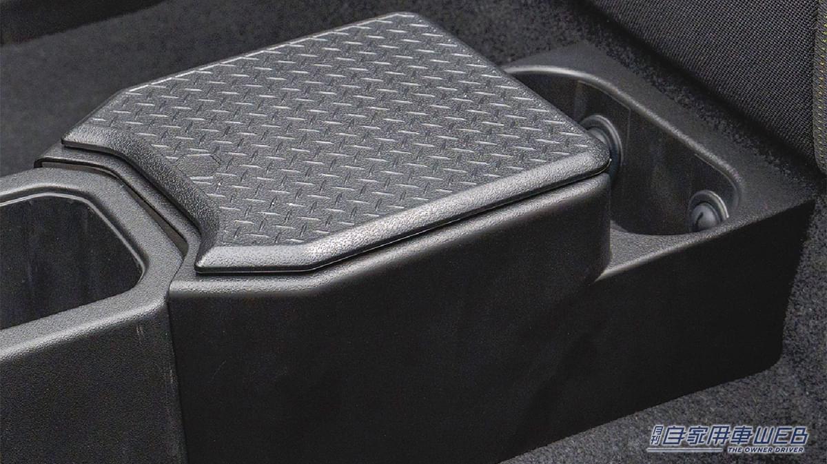 「空いたスペースにスッポリはまる」置くだけでOK！ 愛車の利便性が劇的に向上。超優秀な、ジムニーノマド専用リアコンソールボックスを紹介